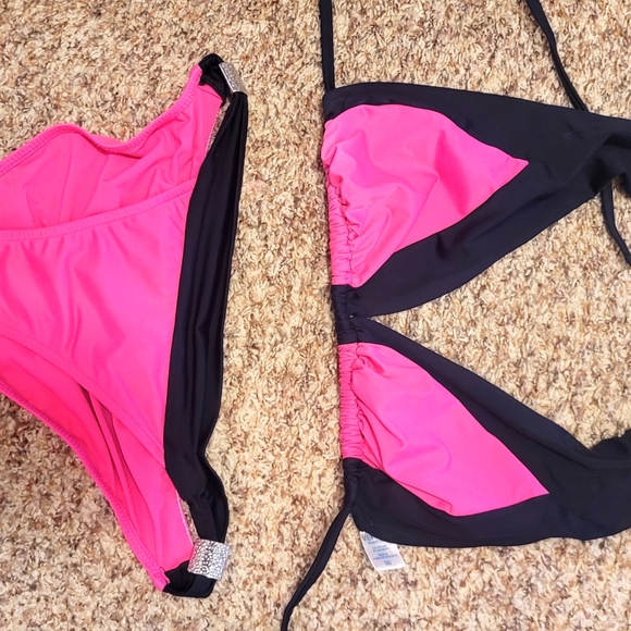 Bikini - Picture 1 of 3